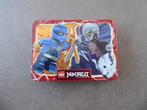 Metal Box avec 2 figurines LEGO : Jay vs. Cinder - 2025, Enlèvement ou Envoi, Neuf, Ensemble complet, Lego