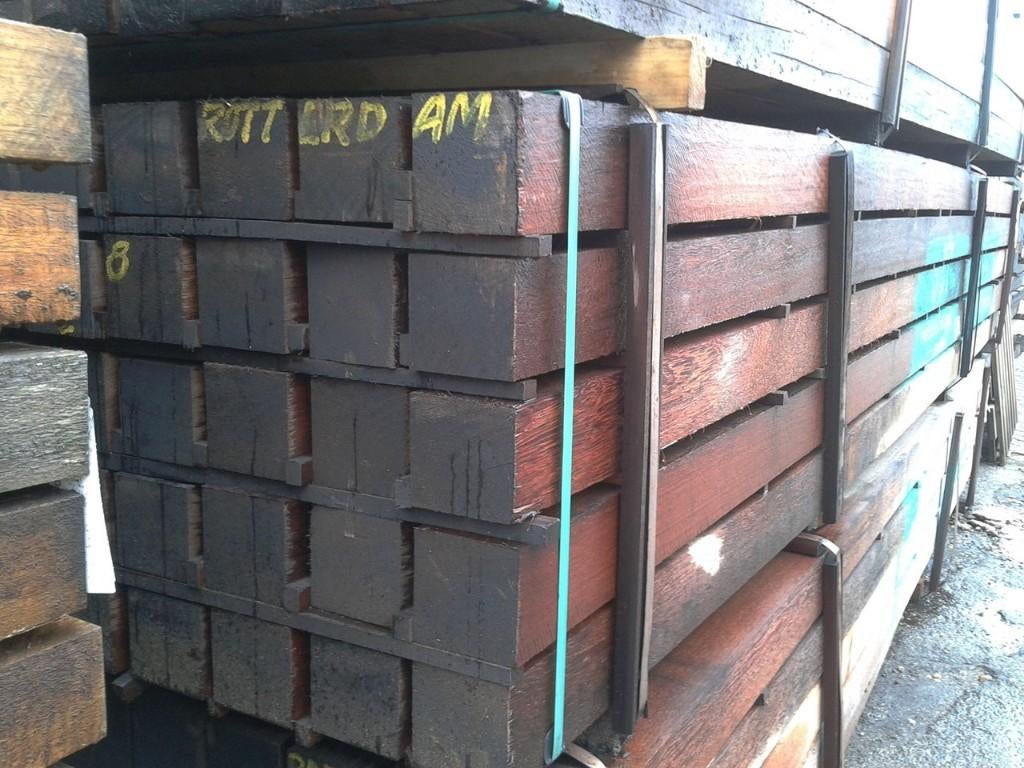 ACTION ! POTEAUX EN BOIS DUR DE 100 X 100 MM., Bricolage & Construction, Plaques & Panneaux, Bois, Enlèvement