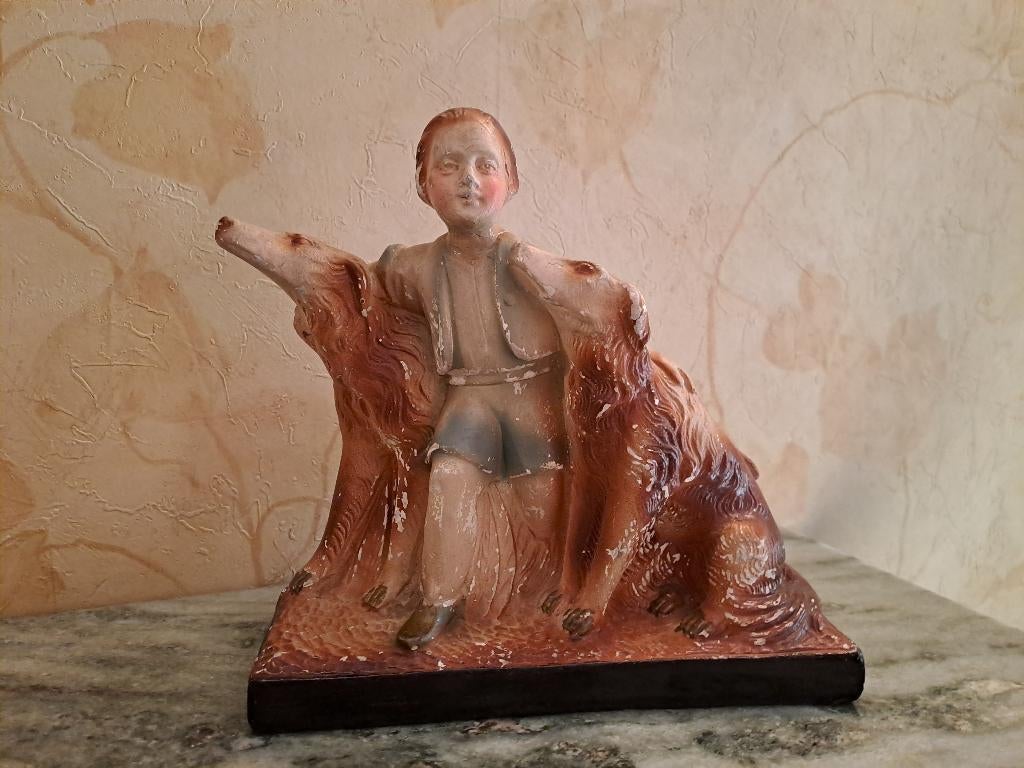 Gipsen beeld Jongen met jachthonden gesigneerd Togneri, Antiek en Kunst, Kunst | Beelden en Houtsnijwerken, Ophalen