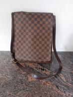 Lederen vitton handtas, Ophalen