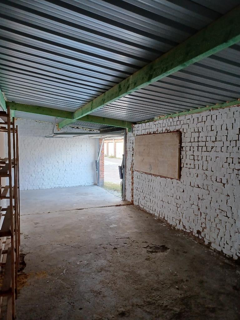 Grand garage de 30m2 à louer à Marchienne, Charleroi