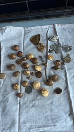 Oude knopen en badges militaria, Ophalen