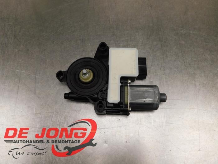 Moteur de vitre portière d'un Volkswagen Polo, Autos : Pièces & Accessoires, Carrosserie & Tôlerie, Volkswagen, Utilisé, 3 mois de garantie