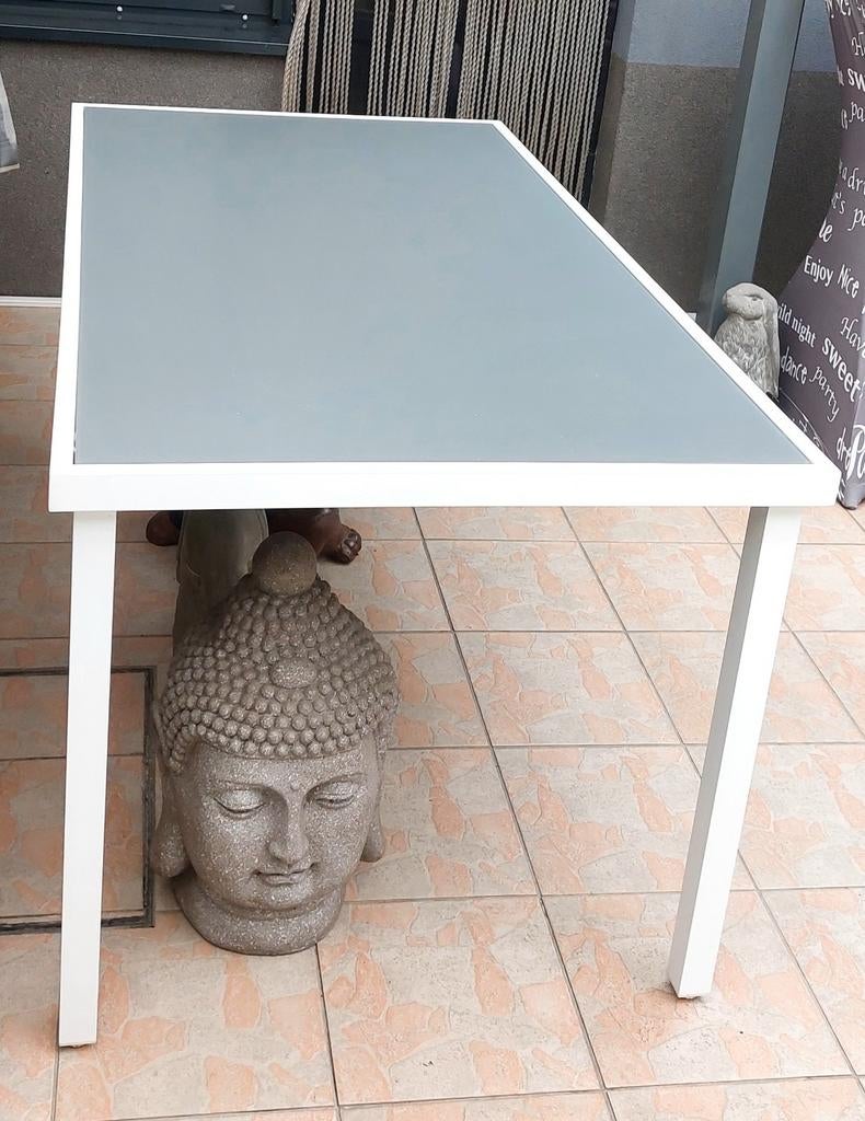 Table extérieur., Enlèvement