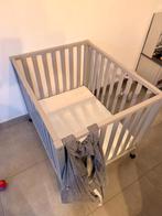 Grijs babybedje + ademende matras + speelgoedzak, Matelas, 70 à 85 cm, Comme neuf, Enlèvement