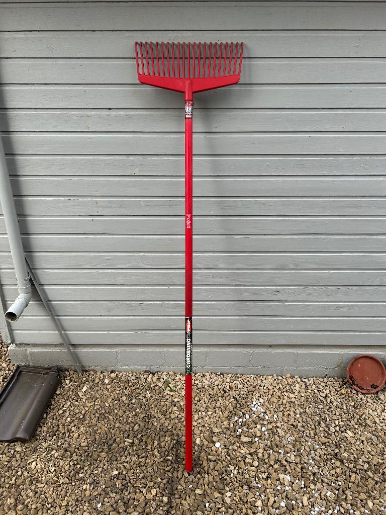 Râteau à feuilles et à gazon Polet + manche en fibre (Zemst), Enlèvement, Comme neuf, Râteau, Polet