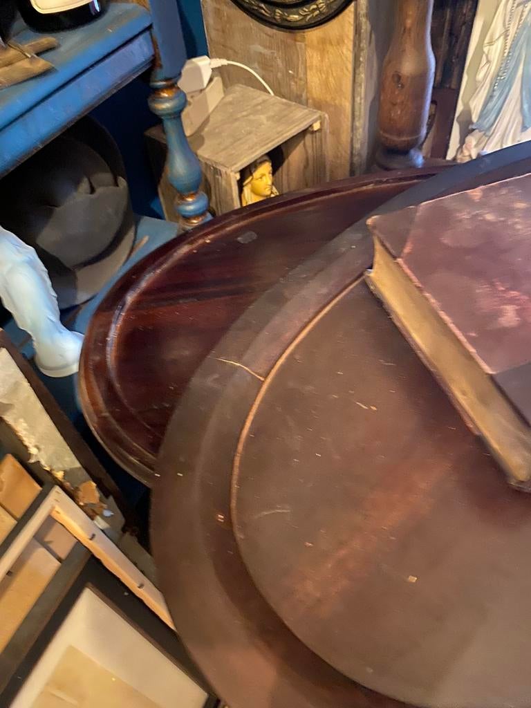 Table ovale vitrine, Enlèvement