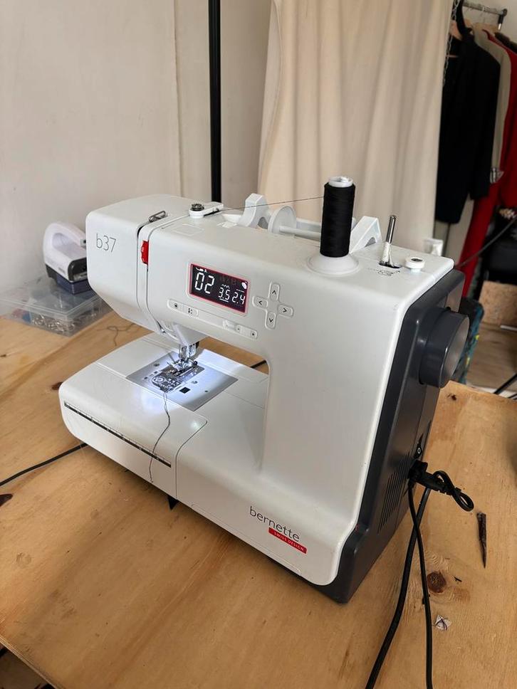 Automatische naaimachine bernette b37 bernina, Hobby en Vrije tijd, Naaimachines en Toebehoren, Zo goed als nieuw, Naaimachine