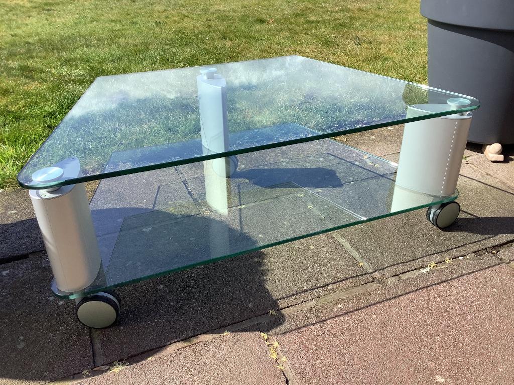 Tv tafel ( glas )., Ophalen, Zo goed als nieuw, Glas