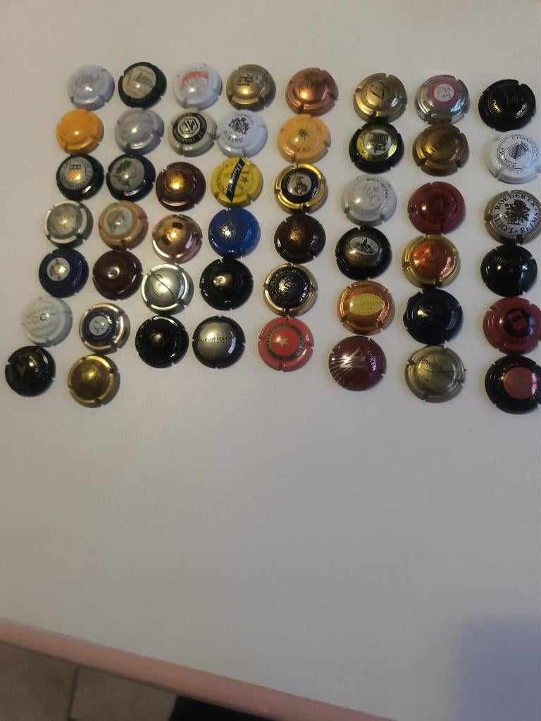 Verpakking van 50 verschillende merken champagnecapsules, Ophalen of Verzenden, Setje