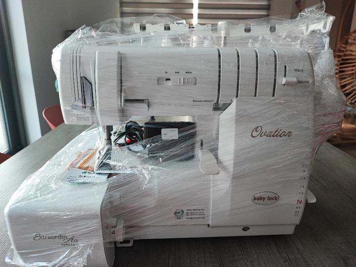 Babylock combinée Ovation, Hobby & Loisirs créatifs, Machines à coudre & Accessoires, Comme neuf, Surjeteuse, Autres marques, Enlèvement ou Envoi