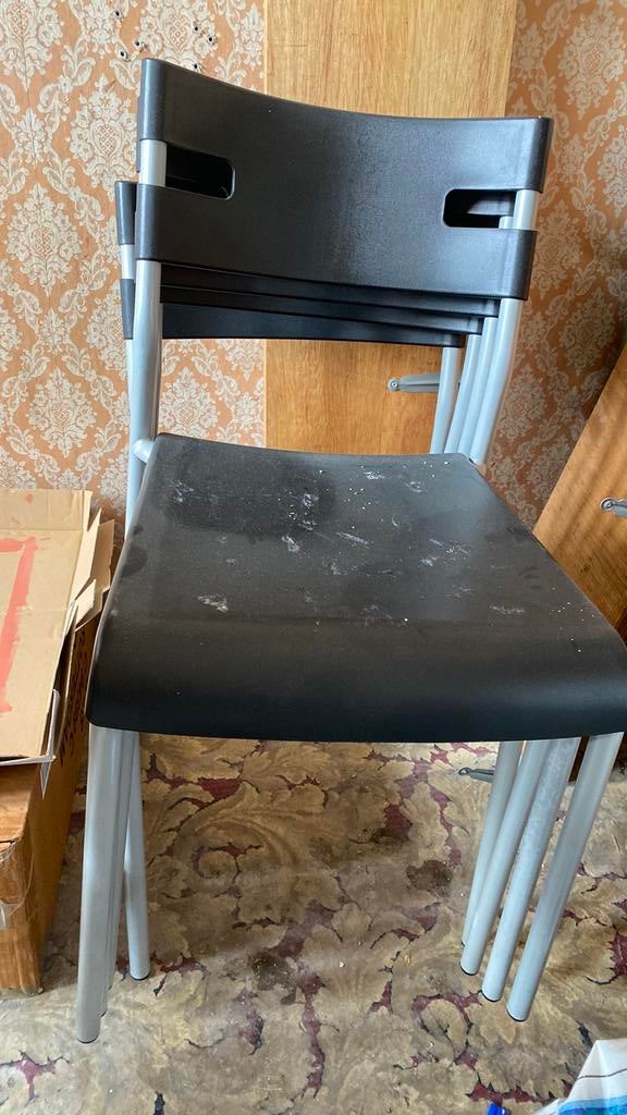 A donner 4 chaises noir plastique, Ophalen, Gebruikt, Zwart