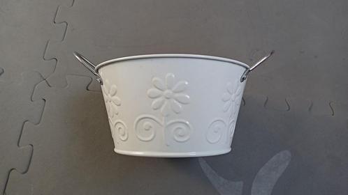 Petit pot de fleurs blanc en métal avec anse, Maison & Meubles, Accessoires pour la Maison | Vases, Comme neuf, Blanc, Moins de 50 cm