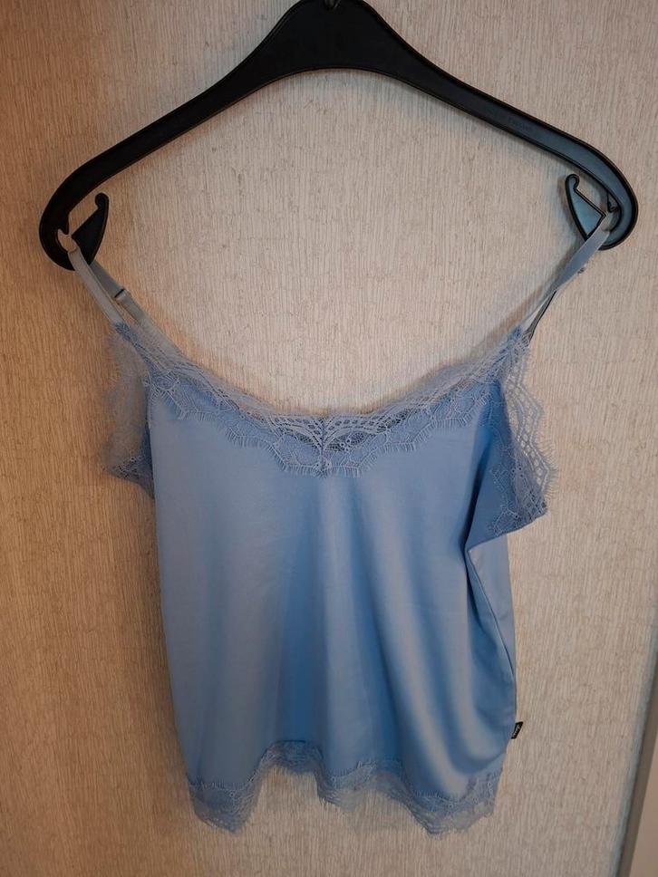 Camisole en satin Elvira avec dentelle/bleu bébé, Vêtements | Femmes, Tops, Comme neuf, Taille 36 (S), Bleu, Sans manches, Enlèvement