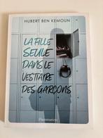 La fille seule dans le vestiaire des garçons., Livres, Livres pour enfants | Jeunesse | 13 ans et plus, Enlèvement ou Envoi, Comme neuf