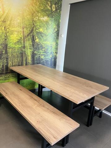 Eettafel en 2 zitbanken beschikbaar voor biedingen