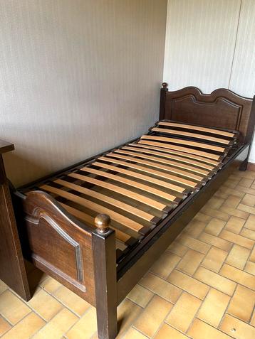 Franse slaapkamer (bed, bureau, 2 kleerkasten)