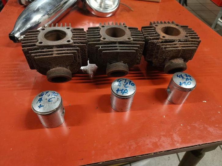 3x Suzuki AC cilinders, Vélos & Vélomoteurs, Pièces de cyclomoteur | Oldtimers & Ancêtres, Enlèvement ou Envoi