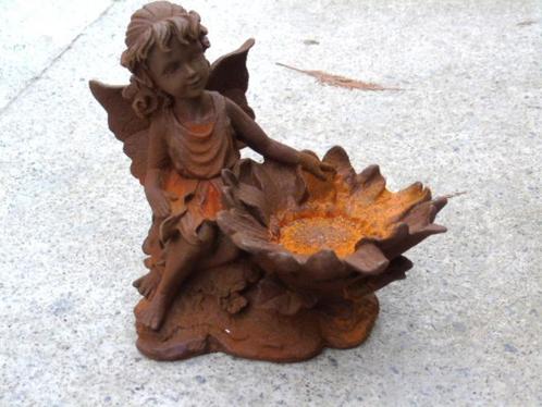 Roestige gietijzeren elf met een bloembak..., Tuin en Terras, Tuinwanddecoratie, Nieuw, Ophalen