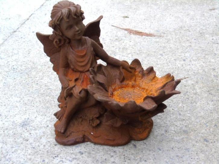Roestige gietijzeren elf met een bloembak..., Tuin en Terras, Tuinwanddecoratie, Nieuw, Ophalen