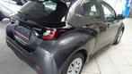 Toyota Yaris DYNAMIC HYBRIDE + GPS (bj 2023, automaat), Auto's, Automaat, Stof, Gebruikt, Overige kleuren