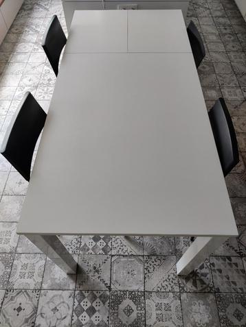 Hoge eettafel met barstoelen beschikbaar voor biedingen