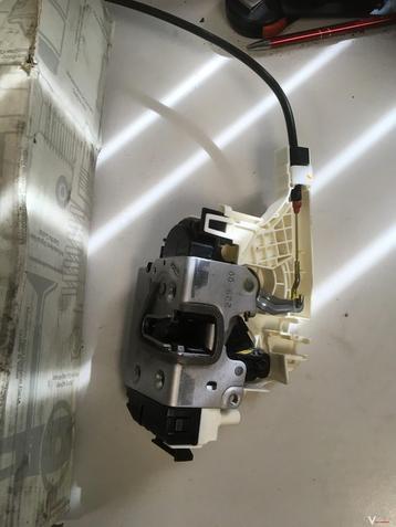 Nieuw  Mercedes Sprinter bwjr2008  A906 720 1735 Portierslot beschikbaar voor biedingen
