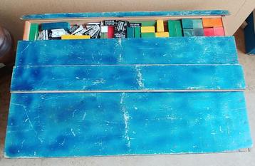 Hout kinder speeltafel incl blokken,domino,stoeltje beschikbaar voor biedingen