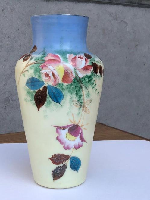 Vintage opaline vaas beschilderd met bloemen, Antiek en Kunst, Antiek | Vazen, Ophalen of Verzenden