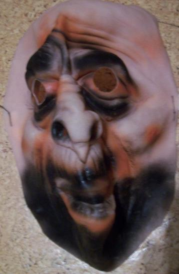 nieuw soepel masker Man met baard beschikbaar voor biedingen