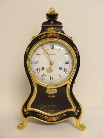 Neuchateloise pendule met ophangstuk beschikbaar voor biedingen