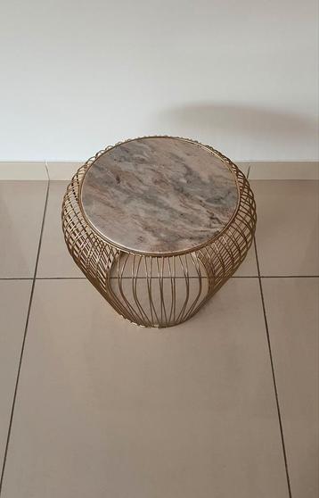 Table d'appoint en marbre et laiton  beschikbaar voor biedingen
