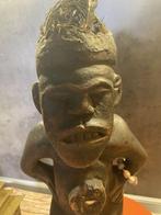 Statue d'ancêtre africain en bois ornée de plumes., Antiquités & Art, Art | Art non-occidental, Enlèvement ou Envoi