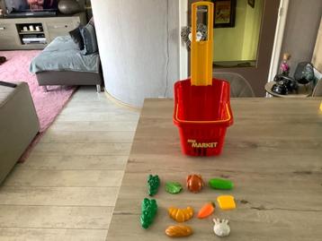 Plastic speelgoed winkelmandje met boodschappen  beschikbaar voor biedingen