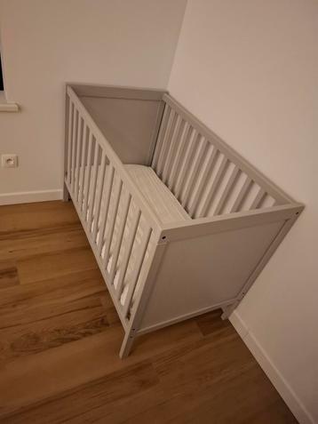 Babybed sundvik ikea en verschoontafel/commode sundvik beschikbaar voor biedingen