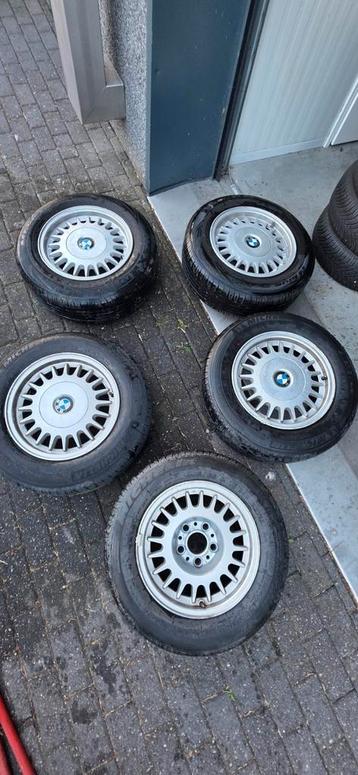 E34 standaard wielen met banden en reservewiel beschikbaar voor biedingen
