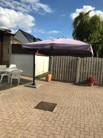 grote parasol met arduinen voet beschikbaar voor biedingen