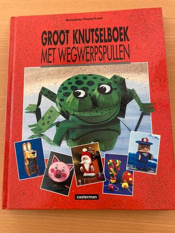 Groot knutselboek met wegwerpspullen beschikbaar voor biedingen