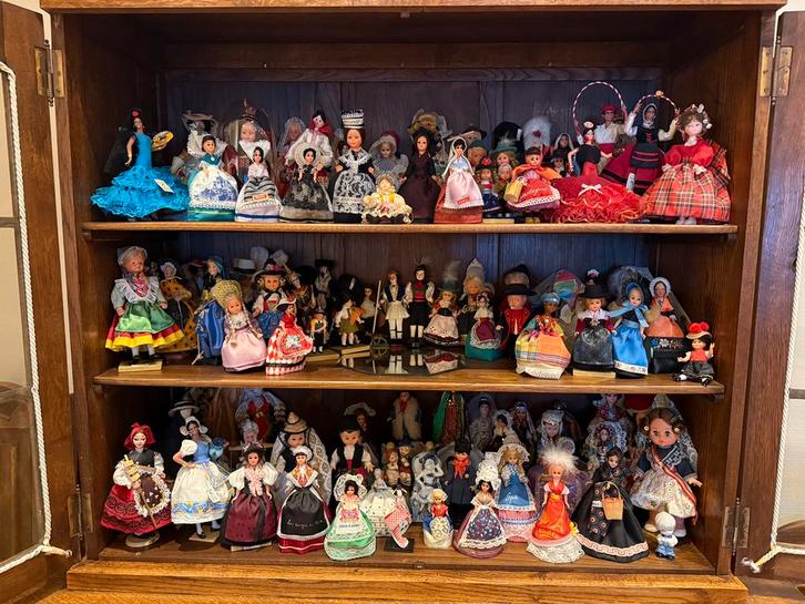 Buitenlandse poppen moeten weg tegen 08/11, Verzamelen, Poppetjes en Figuurtjes, Zo goed als nieuw, Ophalen