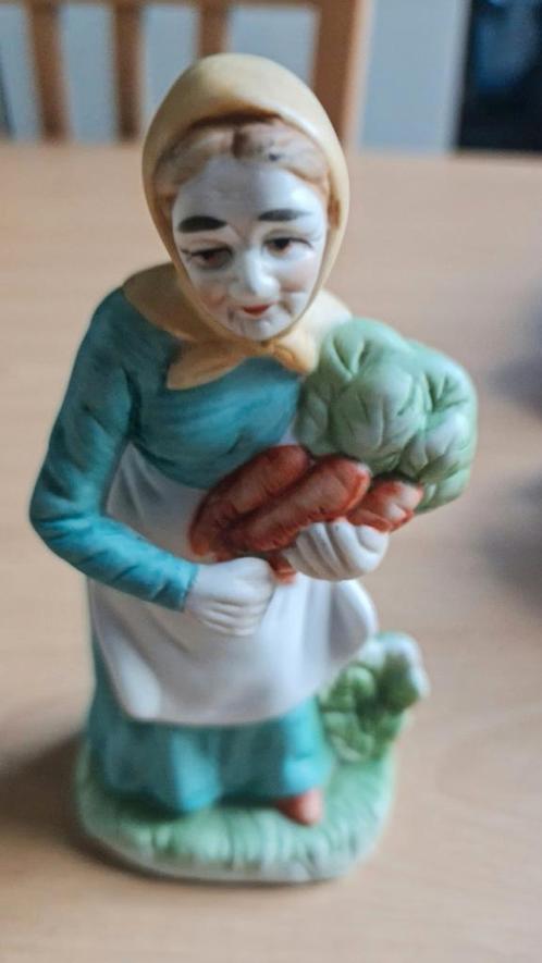 Beeld : Ardco Woman Figurine Green Dressing Carrots, Collections, Statues & Figurines, Comme neuf, Enlèvement ou Envoi