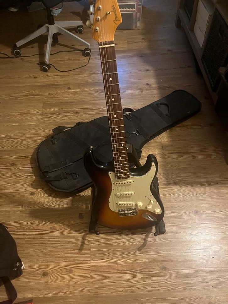 Fender Stratocaster  Finition Sunburst – État Impeccable, Muziek en Instrumenten, Snaarinstrumenten | Gitaren | Elektrisch, Zo goed als nieuw