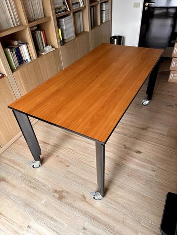 Bureau blad tafel oranje beschikbaar voor biedingen