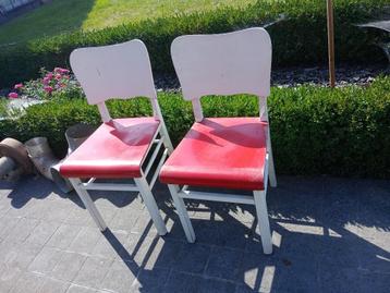 Houten stoelen wit/rood beschikbaar voor biedingen