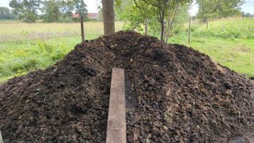 Gratis paardenmest  beschikbaar voor biedingen