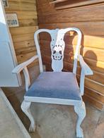 Elegante stoel met leuning. Houten frame met zacht grijs-bla, Antiek en Kunst, Ophalen