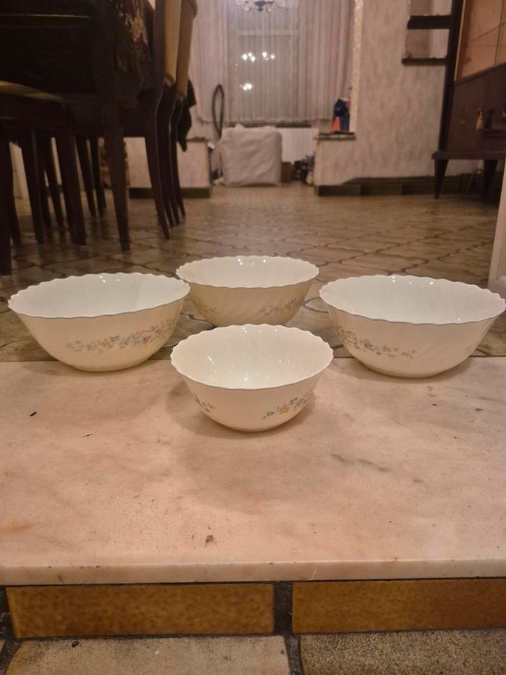 Set van 4 vintage saladeschalen van Arcopal France in perfec, Antiek en Kunst, Antiek | Servies los