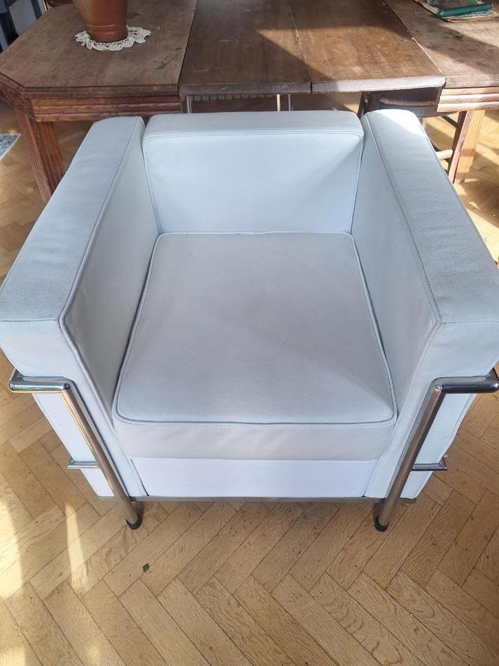 Fauteuil style Le Corbusier Blanc, Huis en Inrichting, Fauteuils, Gebruikt, Kunststof, Leer, Metaal, Ophalen