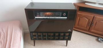 meuble radio et tourne disque, marque GRUNDIG, type COMO 7. beschikbaar voor biedingen