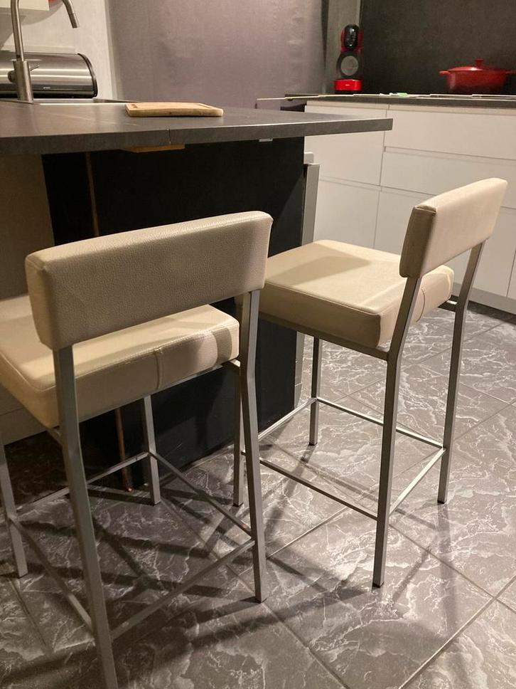 Barkruk ecru met leuning, Huis en Inrichting, Barkrukken, Zo goed als nieuw, Metaal, 4 krukken, Met voetsteun, Ophalen