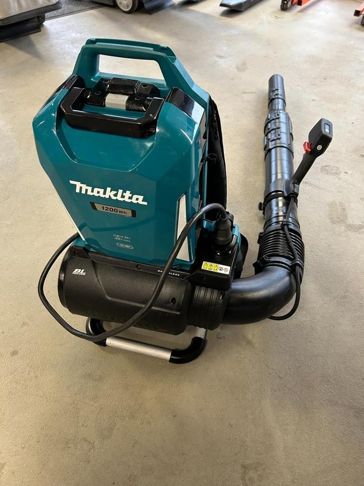 Makita UB002C rugblazer 36V + PDC1200 ruggedragen accu MARG, Tuin en Terras, Bladblazers, Zo goed als nieuw, Ruggedragen, Accu
